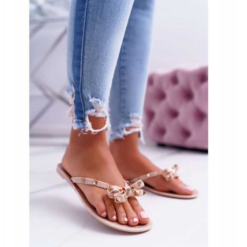 Lu Boo | Beige gummi flip -flops med steniga dubbar 1