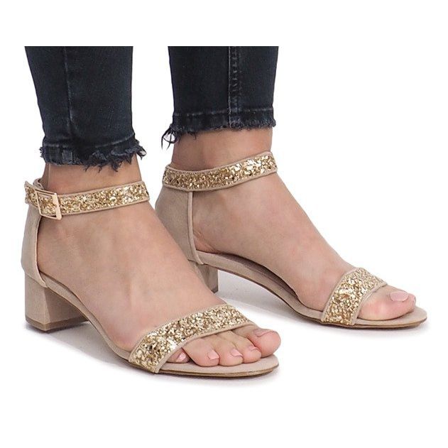 Guldsandaler på ett Montana -inlägg gyllene 1