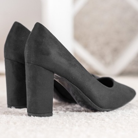 Small Swan Svarta pumpar på en pelare 1