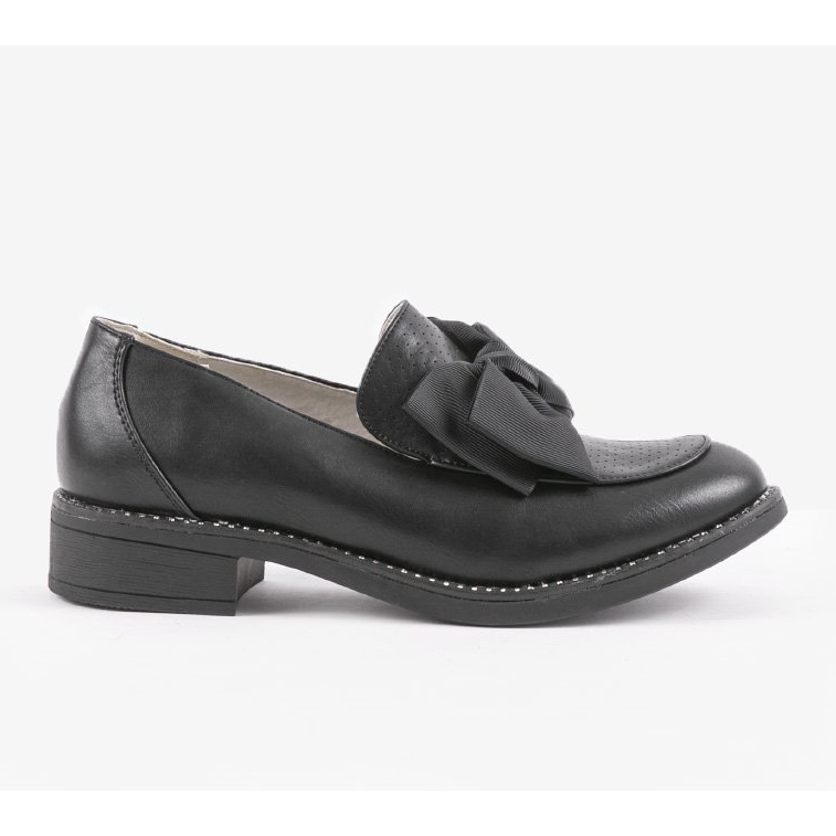 Svarta slip-on skor med en RS-WED2 rosett 1