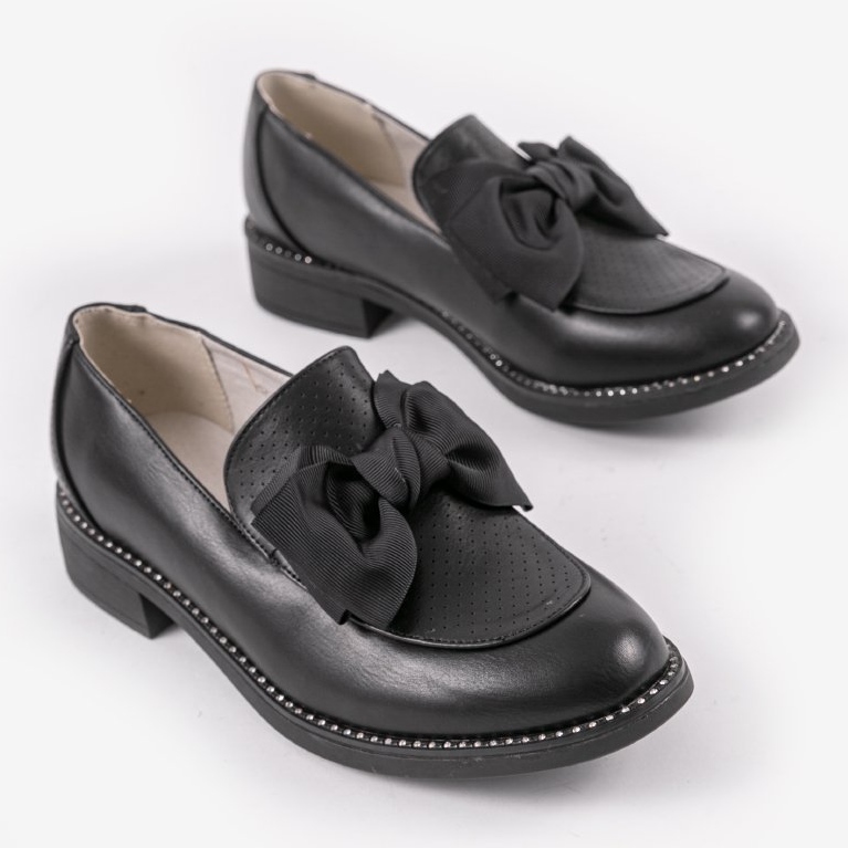 Svarta slip-on skor med en RS-WED2 rosett 2