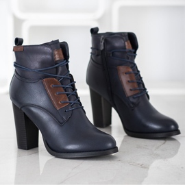 Evento Marinblå stövlar på en pelare 1