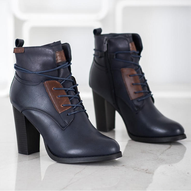 Evento Marinblå stövlar på en pelare 1