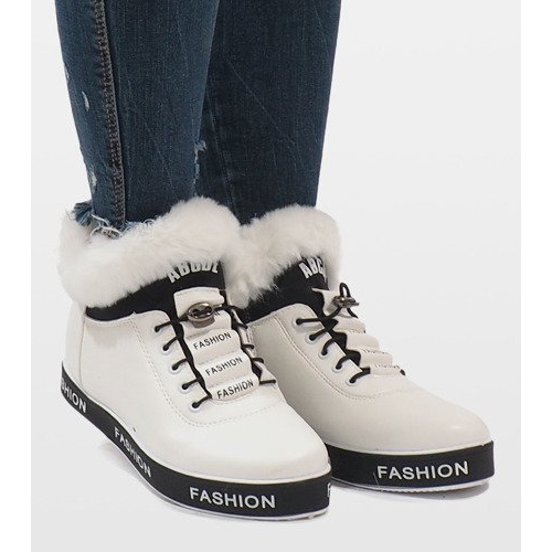 Vita isolerade pälsmockor i mocka NB252P-1 2