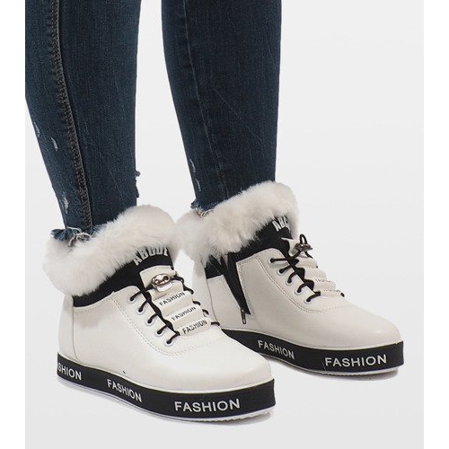 Vita isolerade pälsmockor i mocka NB252P-1 1