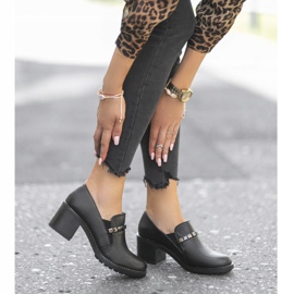 Svarta damskor på stolpen C17-6113 1