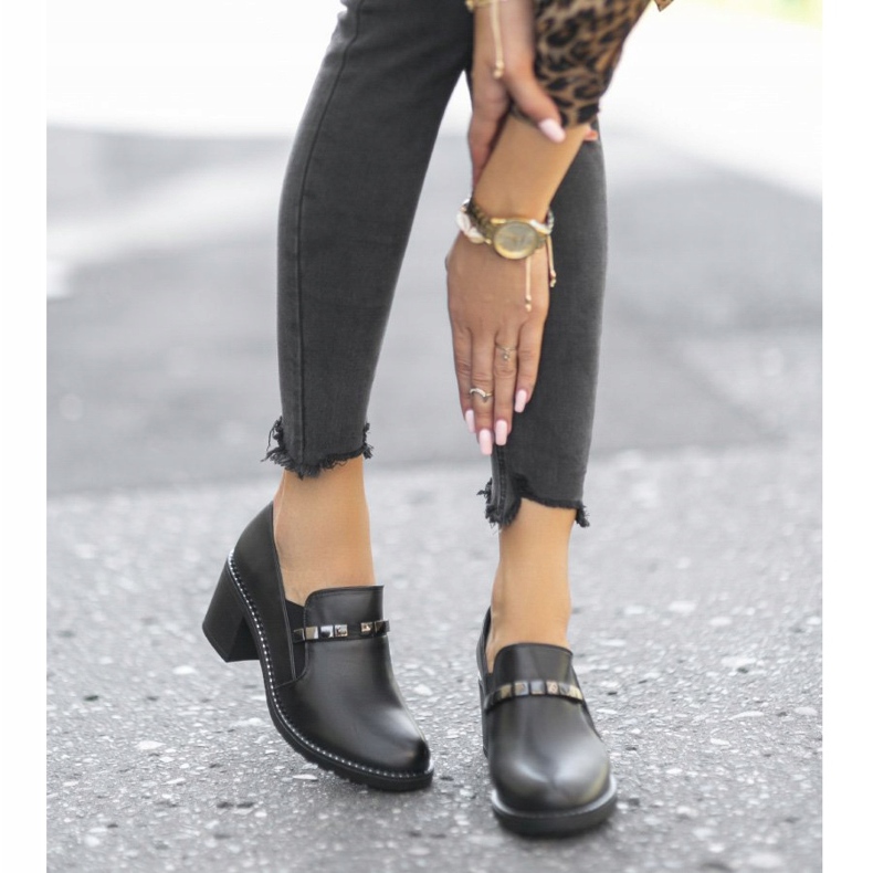 Svarta damskor på stolpen C17-6113 2