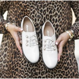 Vitlackade skor på stolpen C17-57011-2 1