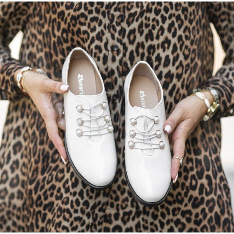 Vitlackade skor på stolpen C17-57011-2 1