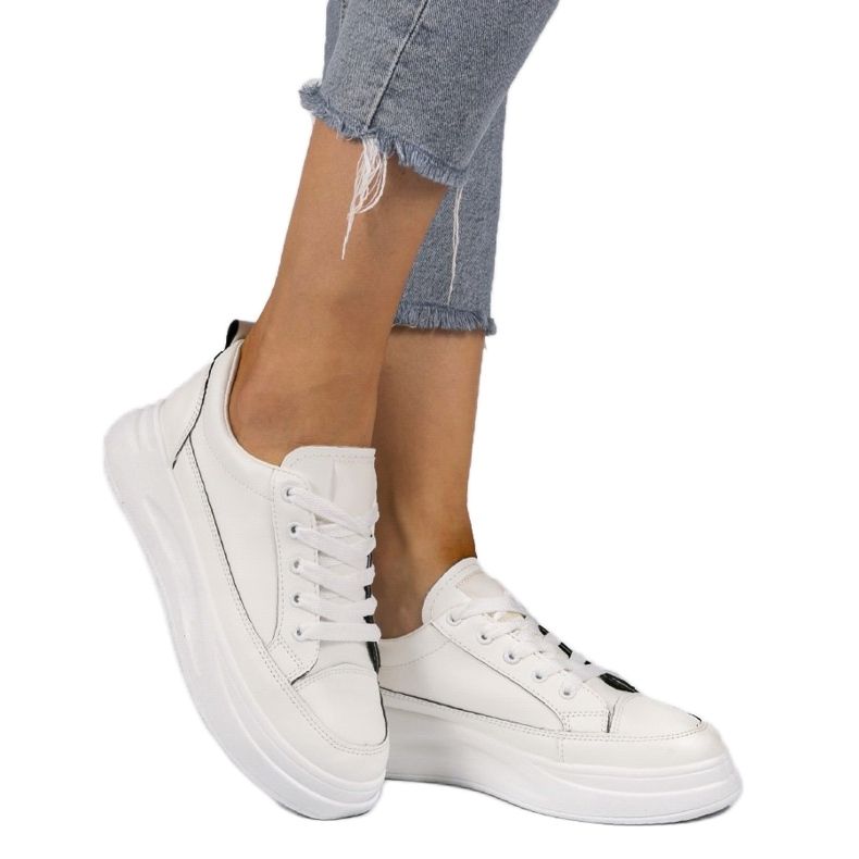 Vita sneakers på en högre R50 -sula svart 1