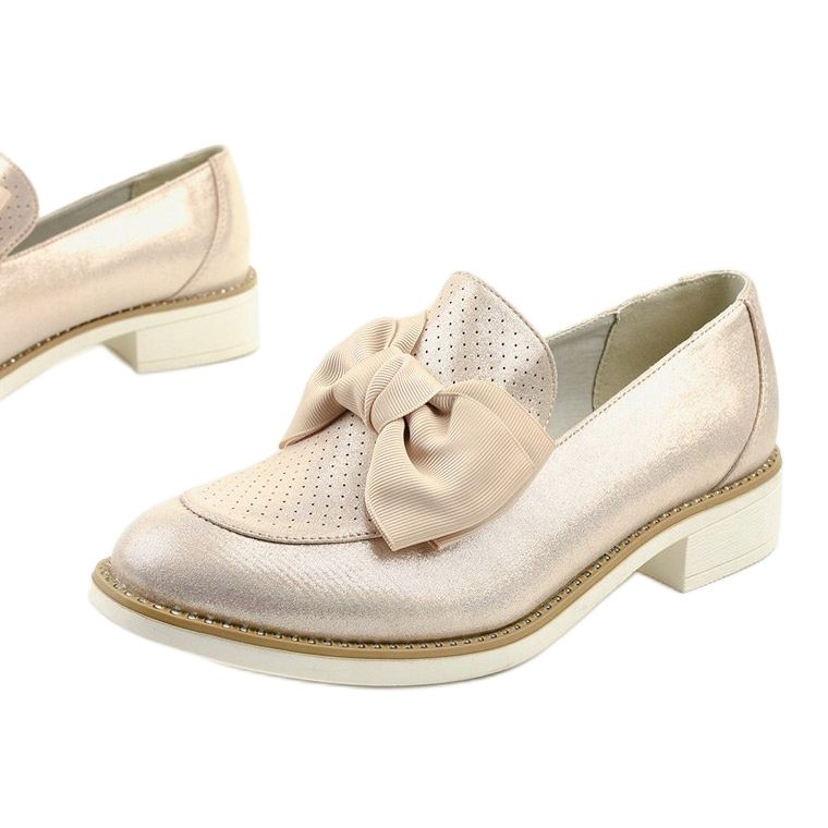 Svarta slip-on skor med en RS-WED2 rosett gyllene 1