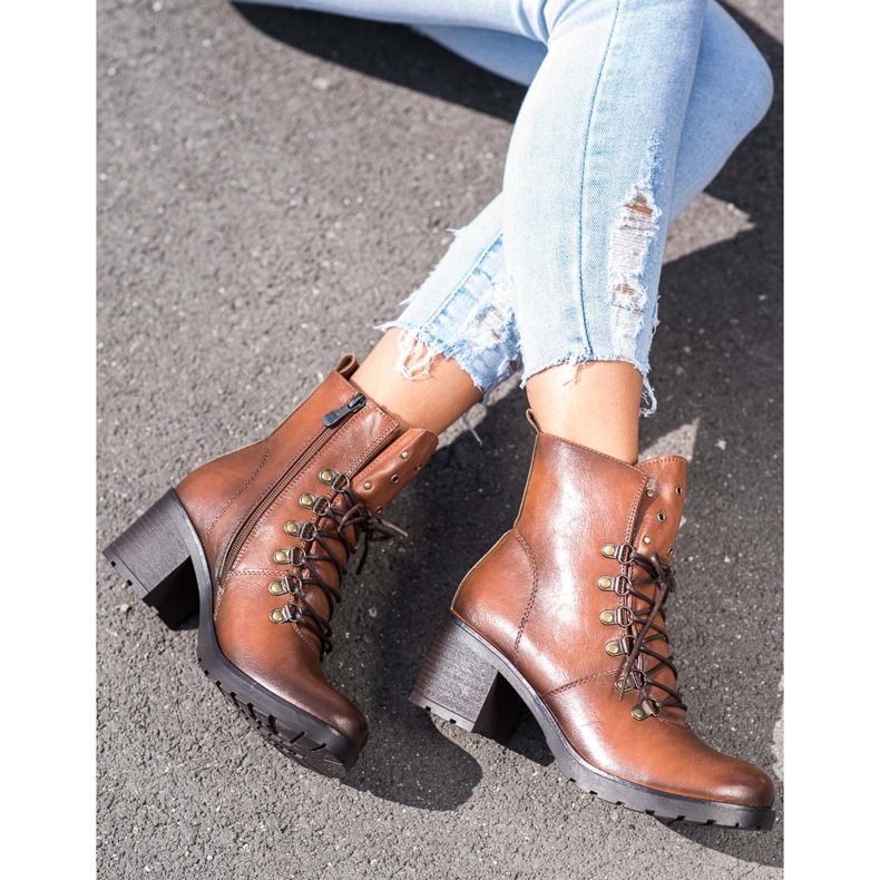 Arbetare på VINCEZA -inlägget brun 1