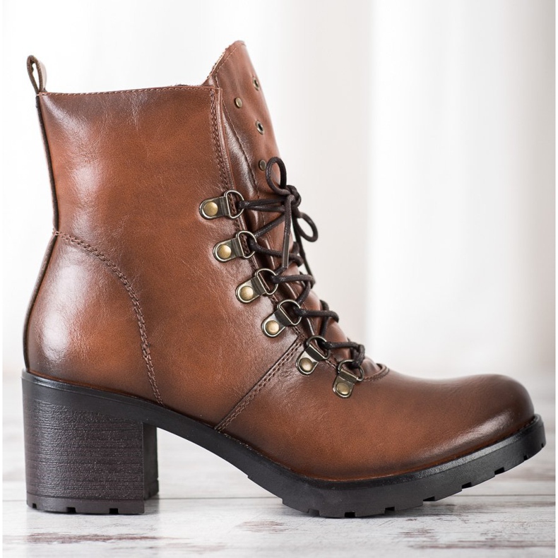 Arbetare på VINCEZA -inlägget brun 2