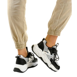 Vita sportskor med svarta skär RAL-63 1