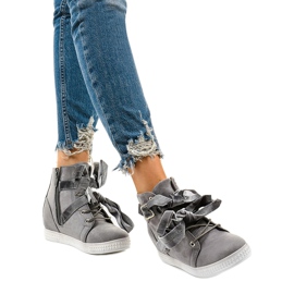 Grå mocka sneakers med Haiphaia spänne 1