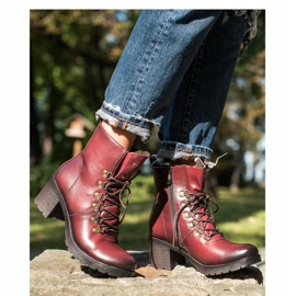 Arbetare på VINCEZA -inlägget röd 1