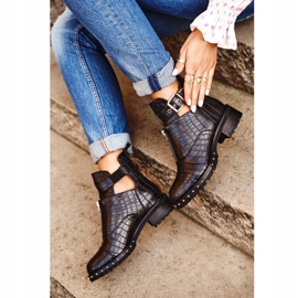 Svarta damstövlar med utskärningar Black Hampton 1