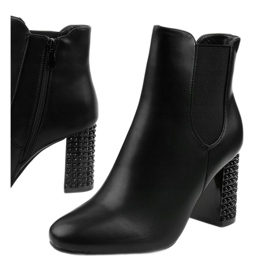 Svarta fotkängor på Chardonnay -stolpen 1