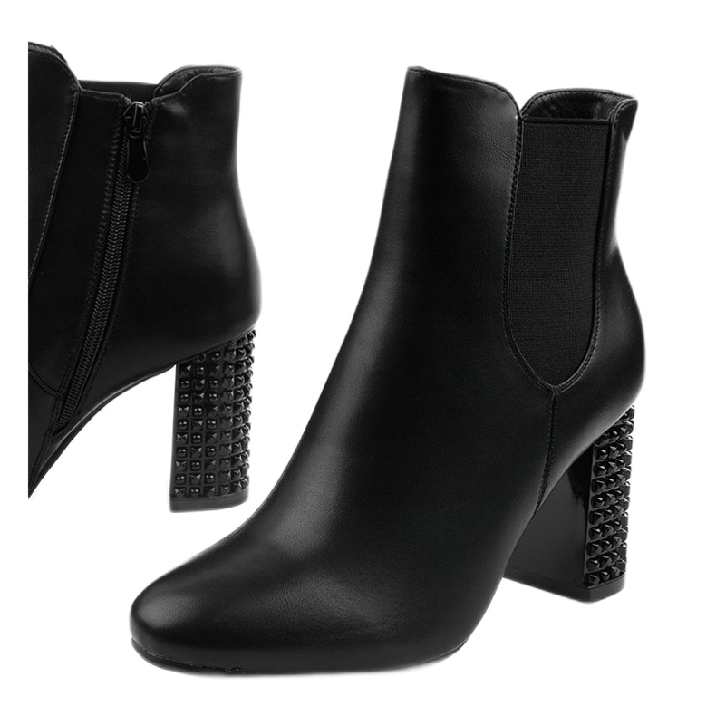 Svarta fotkängor på Chardonnay -stolpen 1