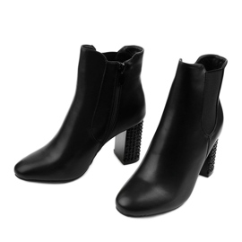 Svarta fotkängor på Chardonnay -stolpen 2