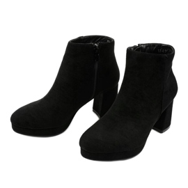 Svarta stövletter i mocka på Mahoganis -stolpen 2