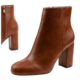 Bruna stövlar på en stolpe gjord av Gawler ekoläder 1