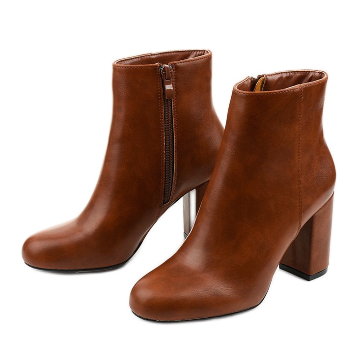 Bruna stövlar på en stolpe gjord av Gawler ekoläder 2