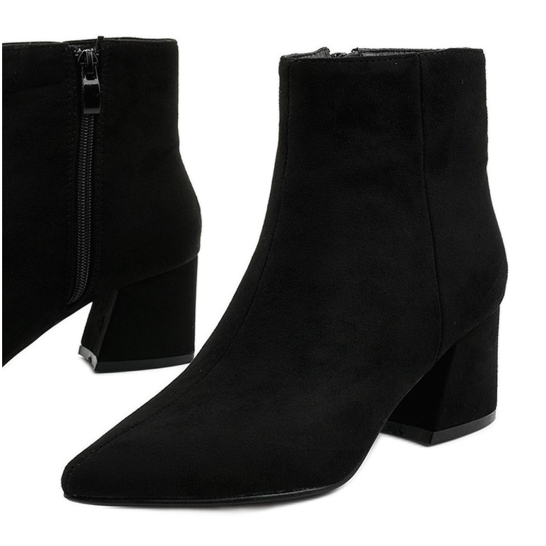 Svarta stövlar på en stolpe gjord av Coradise eco-mocka 1