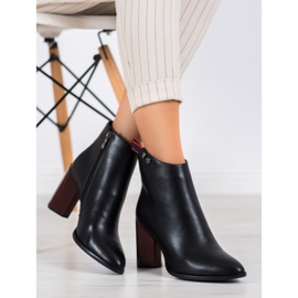 Filippo Stövlar på ett dekorativt inlägg svart röd 2