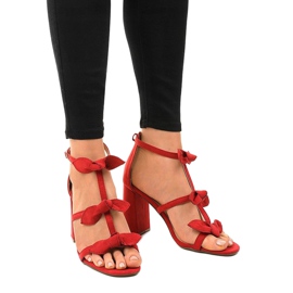 Röda sandaler på stolpen 0354-8 1