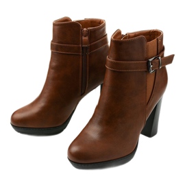 Bruna stövlar på Lorelle -stolpen 2