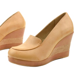 Beige pumps på Cofton -kilklacken 1
