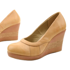 Beige wedge pumps från Berinara 1
