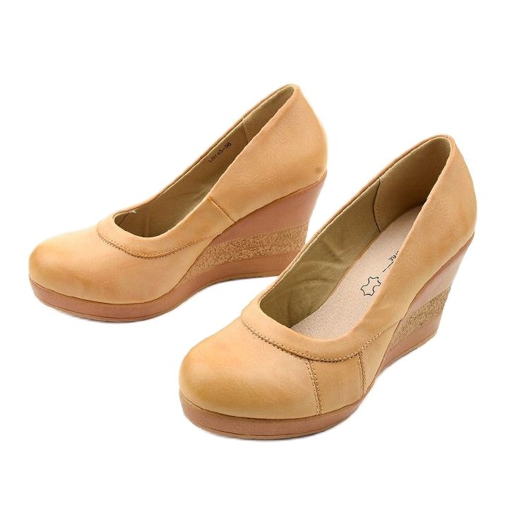 Beige wedge pumps från Berinara 2