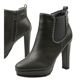 Grå stövlar på stolpen med dragkedja och cirkuselastik 1