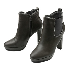 Grå stövlar på stolpen med dragkedja och cirkuselastik 2