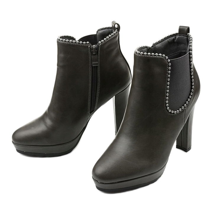 Grå stövlar på stolpen med dragkedja och cirkuselastik 2