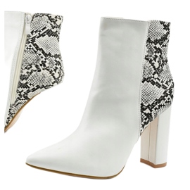 Vita stövlar på Shyvia -stolpen 1