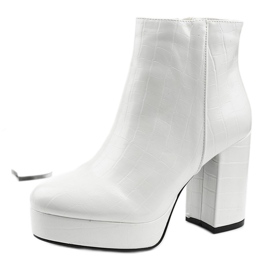 Vita stövlar på stolpen Usinaya 1