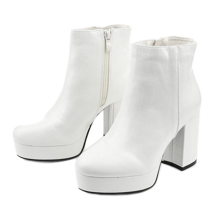 Vita stövlar på stolpen Usinaya 2