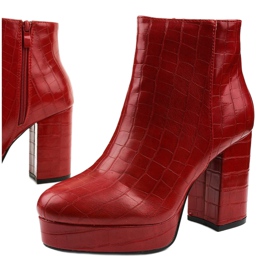 Röda fotkängor på stolpen Usinaya 1