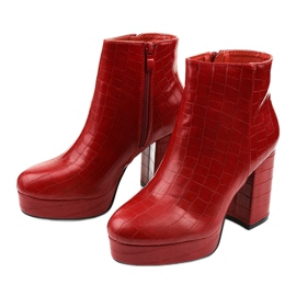 Röda fotkängor på stolpen Usinaya 2