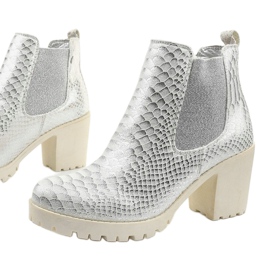 Silverstövlar på Amar -stolpen 1