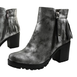 Grå stövlar på Amar -stolpen 1