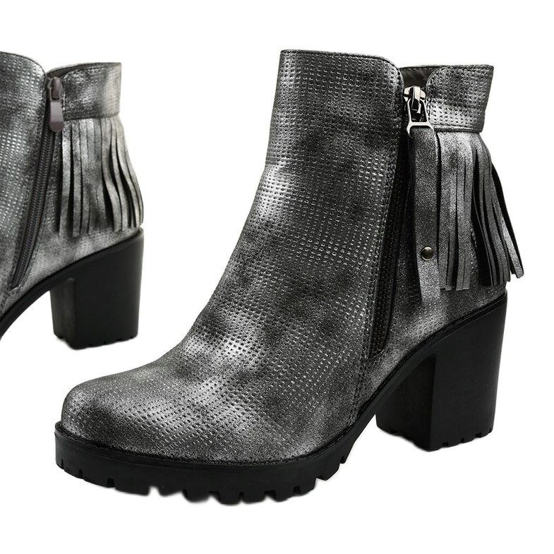 Grå stövlar på Amar -stolpen 1