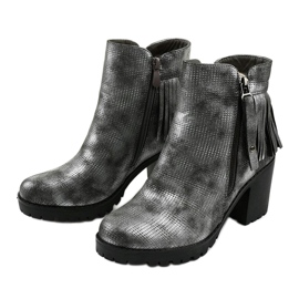 Grå stövlar på Amar -stolpen 2