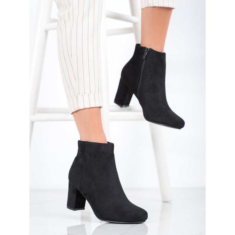 Laura Mode Klassiska stövlar på en stolpe svart 2