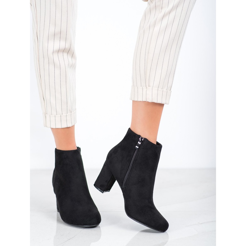 Laura Mode Klassiska stövlar på en stolpe svart 1