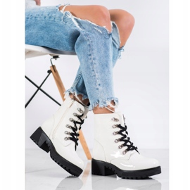 SHELOVET Vitlackerade stövlar 1