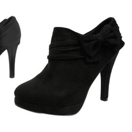 Svarta stövlar på en hög klack med en elastisk Fharvix 1